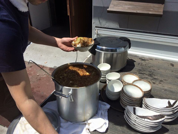 当日は牛丼とカレーと焼肉を冷蔵庫から引っ張り出してイトツとガボが作ったよ![