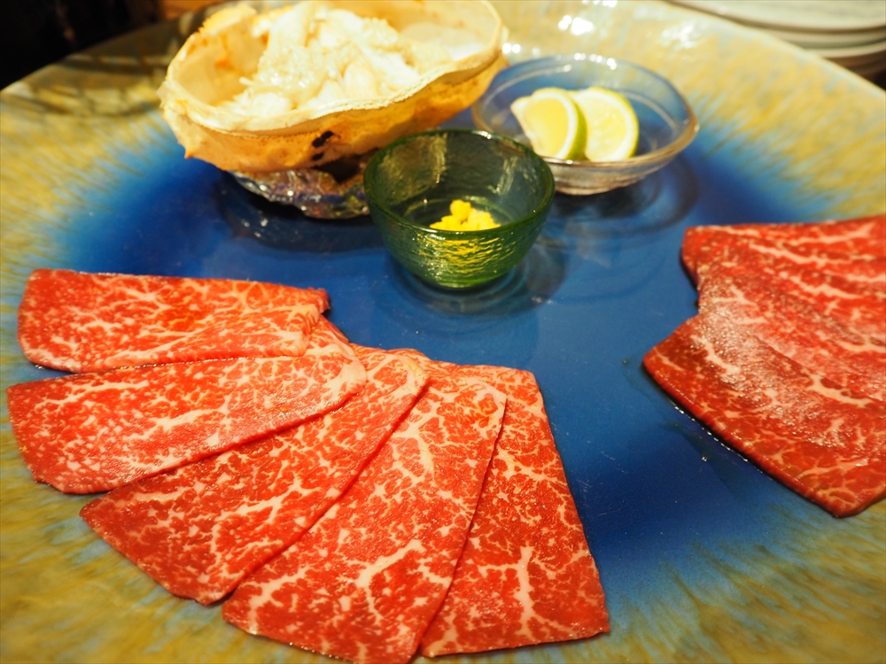 尾崎牛のカメノコと蟹。酢橘の酸味と柚子の香りで